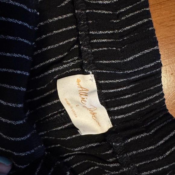 Black and White Striped cropped Wide-Leg Pants - Picture 3 of 5